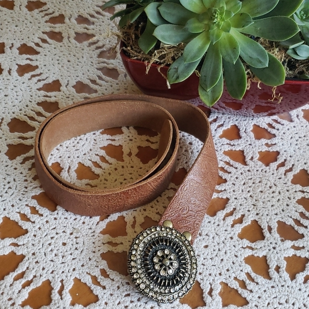Fossil brown woman belt with bling buckle embosed
